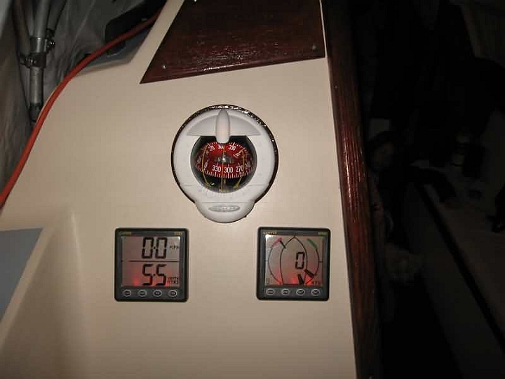 peinture pont 2008b 029.jpg - l'electronique du cokpit en navigation de nuit éclairée en rouge avec taux d'éclairage réglable: à droite la girouette anémo qui donne direction et force du vent ( zéro noeud de vent là ...) à gauche le loch qui donne la vitesse du bateau ( 0 puisqu'on est au port là ) et sondeur qui donne la profondeur de 5m50 là. Au dessus le compas également éclairé la nuit